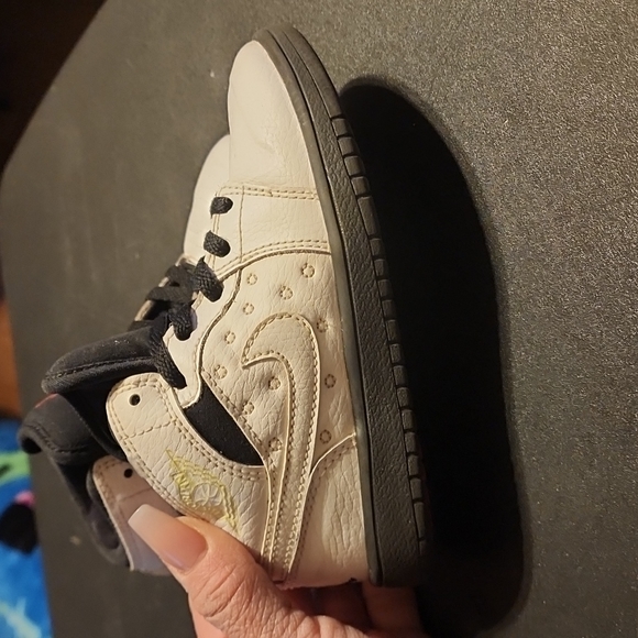 Kids Jordans - Picture 2 of 8